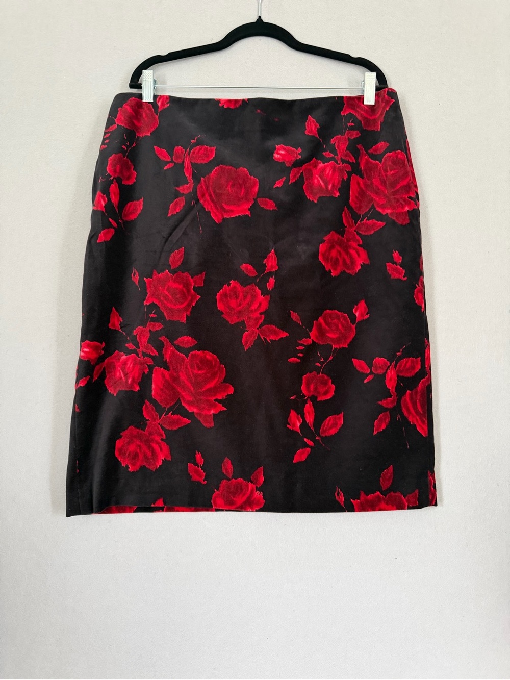 Talbots Red Rose Black Velveteen Pencil Skirt Size 16 Dark Romantic - Picture 2 of 12
